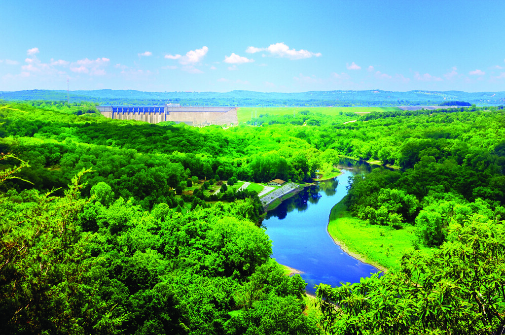 What activities does Table Rock Lake offer near the area at Thousand Hills Resort Hotel in Branson Missouri